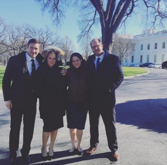 Amy Schumer et son boyfriend Ben Hanisch devant la Maison Blanche (photo postée le 5 janvier 2016)