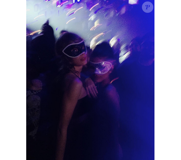 Taylor Swift et sa copine Cristina Suyres ont fêté la Saint-Sylvestre au club Omnia à Las Vegas où se produisait Calvin Harris. Photo postée sur Instagram, le 1er janvier 2016.