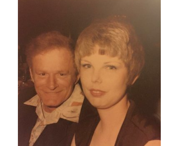Un internaute a posté une photo de sa grand-mère qui est le sosie de la chanteuse Taylor Swift, sur Twitter le 31 décembre 2015