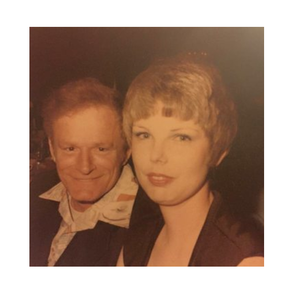 Un internaute a posté une photo de sa grand-mère qui est le sosie de la chanteuse Taylor Swift, sur Twitter le 31 décembre 2015