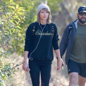 Exclusif - Taylor Swift fait de la randonnée avec son garde du corps à Los Angeles, le 30 décembre 2015.