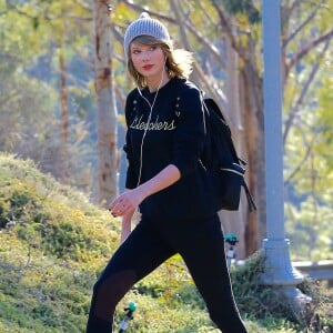 Exclusif - Taylor Swift fait de la randonnée avec son garde du corps à Los Angeles, le 30 décembre 2015.