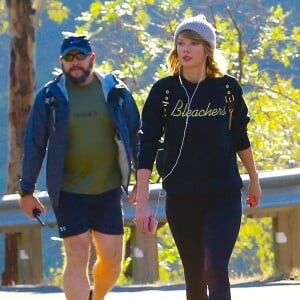 Exclusif - Taylor Swift fait de la randonnée avec son garde du corps à Los Angeles, le 30 décembre 2015.