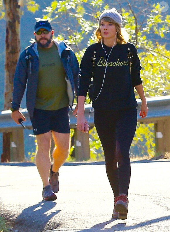 Exclusif - Taylor Swift fait de la randonnée avec son garde du corps à Los Angeles, le 30 décembre 2015.