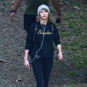 Exclusif - Taylor Swift fait de la randonnée avec son garde du corps à Los Angeles, le 30 décembre 2015.