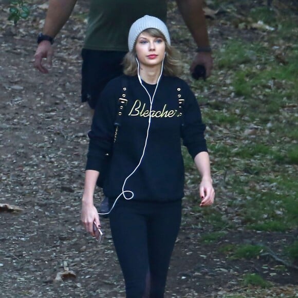 Exclusif - Taylor Swift fait de la randonnée avec son garde du corps à Los Angeles, le 30 décembre 2015.