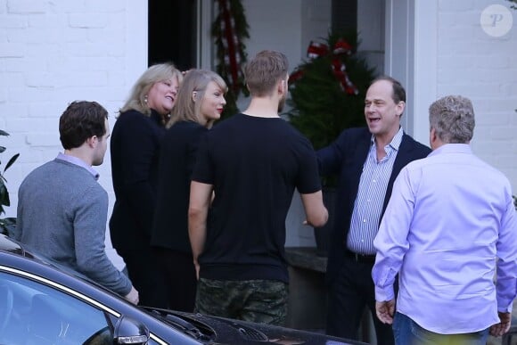 Exclusif - Taylor Swift se rend avec son compagnon Calvin Harris et ses parents, Scott et Andrea, chez des amis pour fêter son anniversaire à Beverly Hills. Le 13 décembre 2015 © CPA / Bestimage