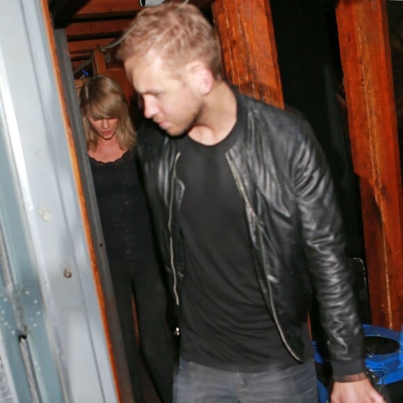 Taylor Swift et le DJ Calvin Harris confirment leur relation amoureuse en sortant main dans la main du club Troubadour à West Hollywood. Le 2 avril 2015