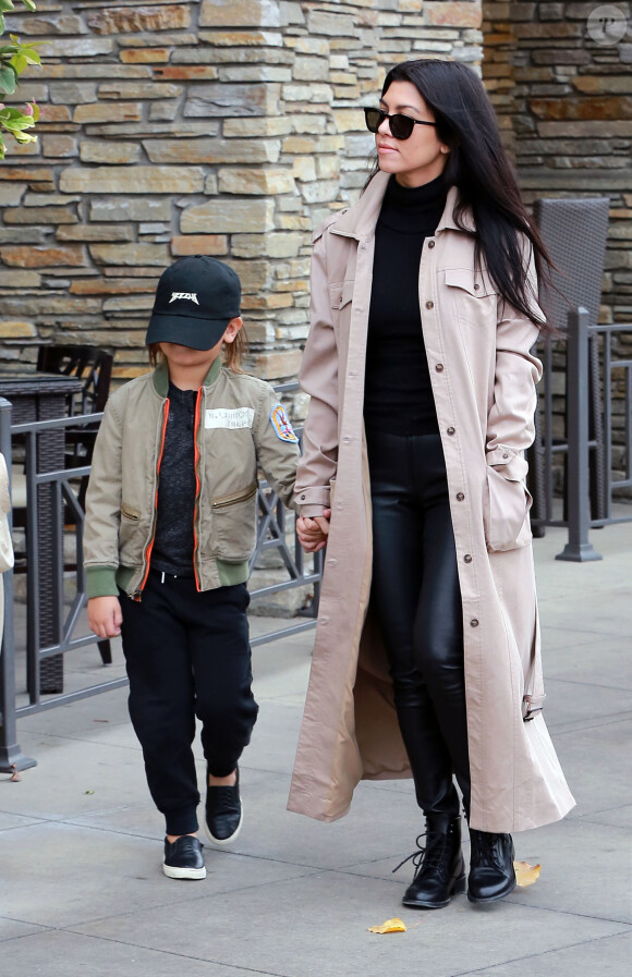 Kourtney Kardashian et son fils Mason à Westlake, le 3 janvier 2016.