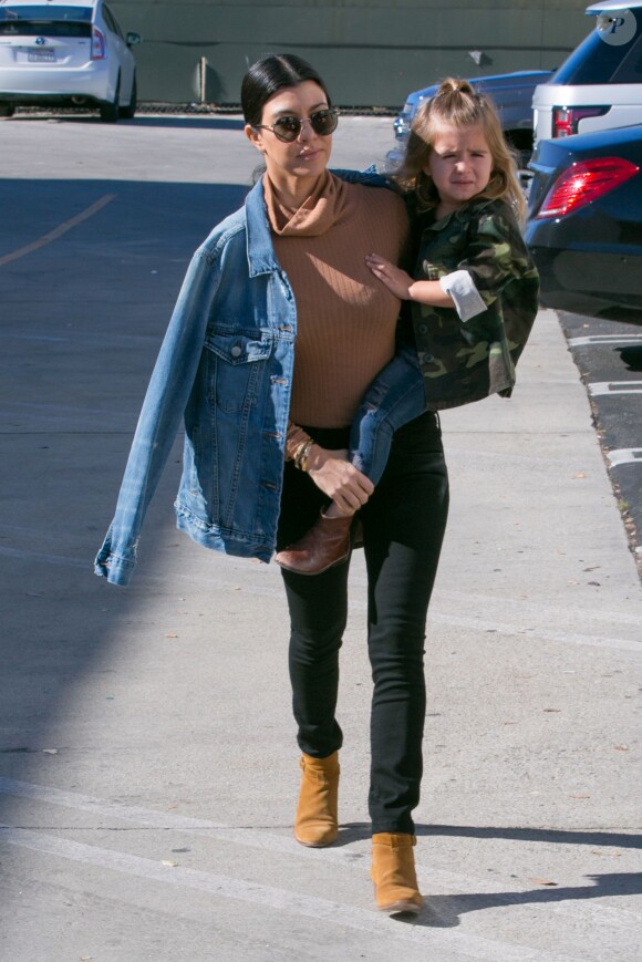 Kourtney Kardashian et sa fille Penelope à Woodland Hills, le 29 décembre 2015.