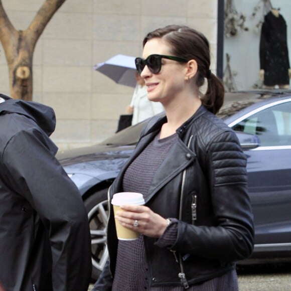 Anne Hathaway enceinte se promène avec son mari Adam Shulman dans les rues de Beverly Hills, le 6 janvier 2016