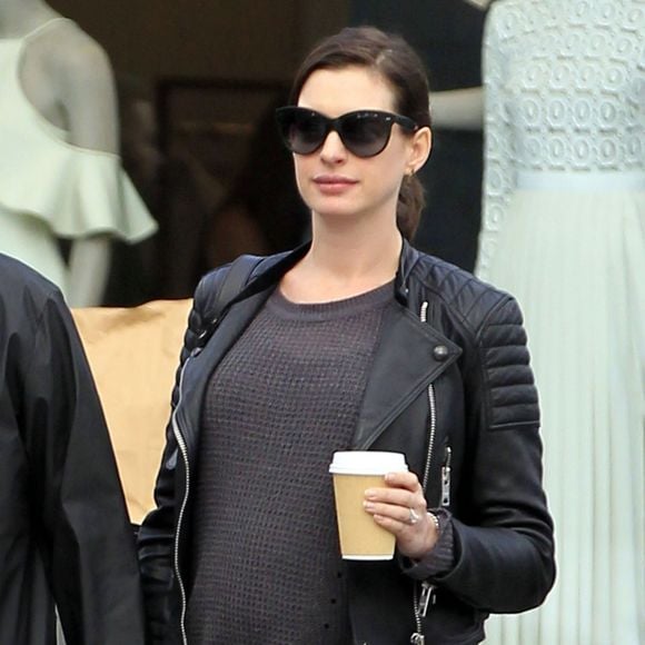 Anne Hathaway enceinte se promène avec son mari Adam Shulman dans les rues de Beverly Hills, le 6 janvier 2016