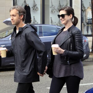 Anne Hathaway enceinte se promène avec son mari Adam Shulman dans les rues de Beverly Hills, le 6 janvier 2016