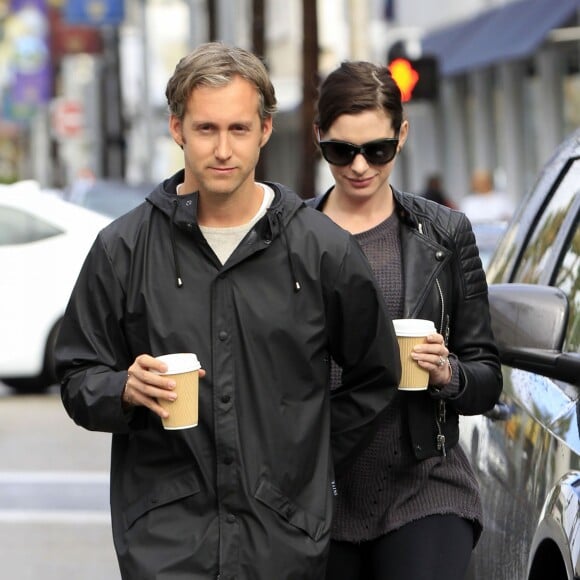 Anne Hathaway enceinte se promène avec son mari Adam Shulman dans les rues de Beverly Hills, le 6 janvier 2016