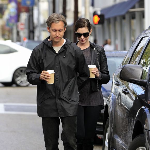 Anne Hathaway enceinte se promène avec son mari Adam Shulman dans les rues de Beverly Hills, le 6 janvier 2016