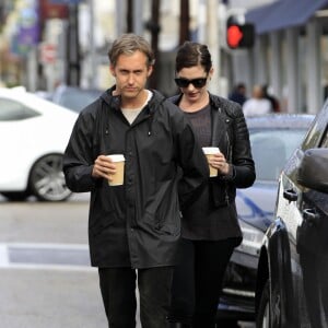 Anne Hathaway enceinte se promène avec son mari Adam Shulman dans les rues de Beverly Hills, le 6 janvier 2016