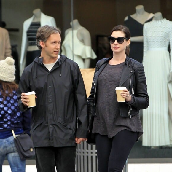 Anne Hathaway enceinte se promène avec son mari Adam Shulman dans les rues de Beverly Hills, le 6 janvier 2016