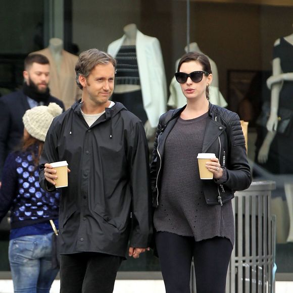 Anne Hathaway enceinte se promène avec son mari Adam Shulman dans les rues de Beverly Hills, le 6 janvier 2016