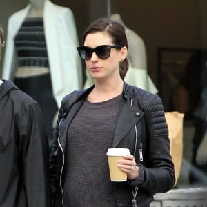 Anne Hathaway enceinte se promène avec son mari Adam Shulman dans les rues de Beverly Hills, le 6 janvier 2016