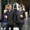 Anne Hathaway enceinte se promène avec son mari Adam Shulman dans les rues de Beverly Hills, le 6 janvier 2016