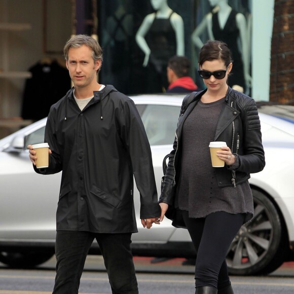 Anne Hathaway enceinte se promène avec son mari Adam Shulman dans les rues de Beverly Hills, le 6 janvier 2016