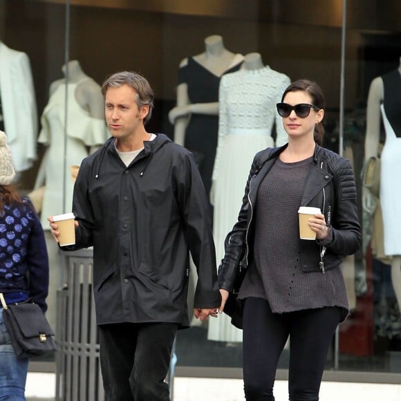 Anne Hathaway enceinte se promène avec son mari Adam Shulman dans les rues de Beverly Hills, le 6 janvier 2016