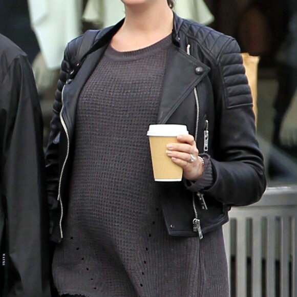 Anne Hathaway enceinte se promène avec son mari Adam Shulman dans les rues de Beverly Hills, le 6 janvier 2016