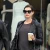 Anne Hathaway enceinte se promène avec son mari Adam Shulman dans les rues de Beverly Hills, le 6 janvier 2016