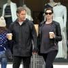 Anne Hathaway enceinte se promène avec son mari Adam Shulman dans les rues de Beverly Hills, le 6 janvier 2016