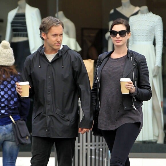 Anne Hathaway enceinte se promène avec son mari Adam Shulman dans les rues de Beverly Hills, le 6 janvier 2016