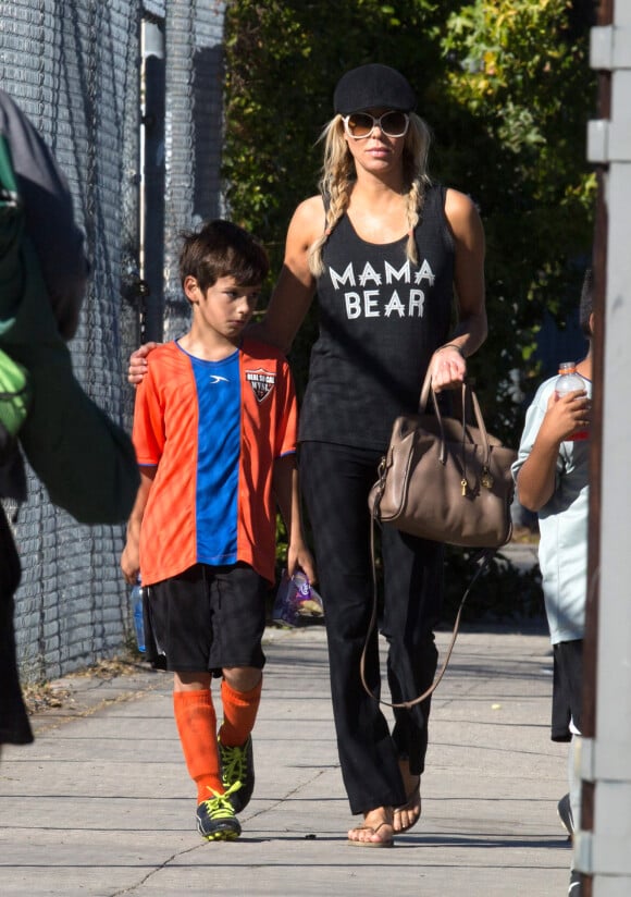 Brandi Glanville récupère son fils Jake au football à Woodland Hills le 7 novembre 2015