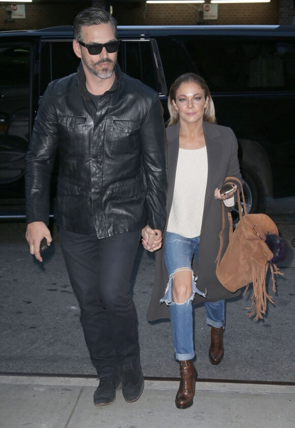 Eddie Cibrian et sa femme LeAnn Rimes arrivent à leur hôtel à New York. Plus tôt dans la journée, la chanteuse faisait une apparition sur le plateau TV de l'émission "The View". Le 30 novembre 2015