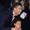 Cristiano Ronaldo et son fils Cristiano Jr. lors de l'avant-première du documentaire "Ronaldo" à Londres le 9 novembre 2015.
