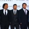 Alejandro Gonzalez Inarritu, Tom Hardy, Leonardo DiCaprio à la première de 'The Revenant' au TCL Chinese Theatre à Hollywood, le 16 décembre 2015.