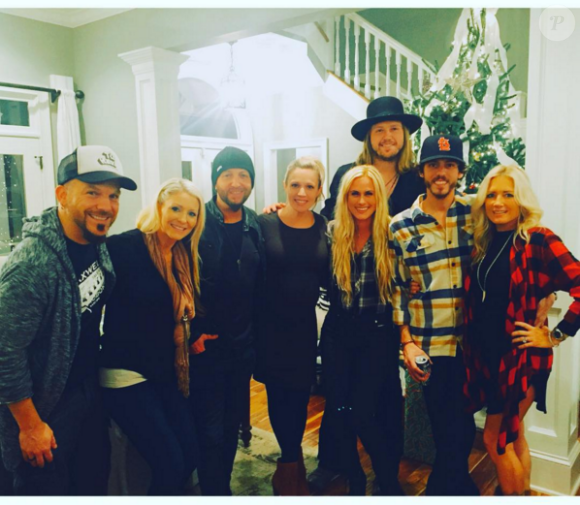 Preston Brust, du groupe LoCash, et sa femme Kristen avec leurs proches lors des fêtes de fin d'année 2015. Photo Instagram Kristen Brust.