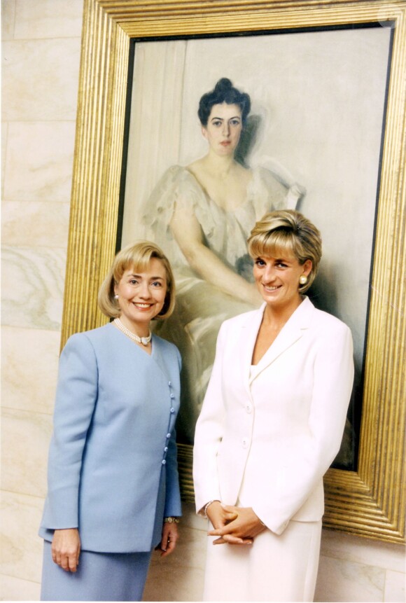 Lady Di et Hillary Clinton lors d'une rencontre à la Maison Blanche le 18 juin 1997, deux mois avant la mort tragique de la princesse.