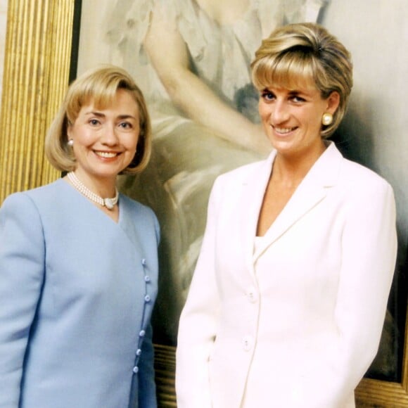 Lady Di et Hillary Clinton lors d'une rencontre à la Maison Blanche le 18 juin 1997, deux mois avant la mort tragique de la princesse.