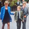 La princesse Diana accompagnant ses fils le prince William et le prince Harry pour leur rentrée à l'Eton College en septembre 1995.