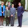 Le prince William et le prince Harry accompagnés par leurs parents la princesse Diana et le prince Charles pour leur rentrée à l'Eton College en septembre 1995.