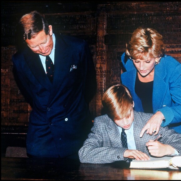 Le prince William et le prince Harry accompagnés par leurs parents la princesse Diana et le prince Charles pour leur rentrée à l'Eton College en septembre 1995.