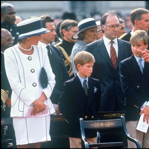 ARCHIVES - LA PRINCESSE LADY DIANA, SES FILS LE PRINCE HARRY ET LE PRINCE WILLIAM ET LE PRINCE CHARLES D' ANGLETERRE A LONDRES POUR LE 50EME ANNIVERSAIRE DE LA VICTOIRE DES ALLIES EN 1995 19/08/1995 - Londres