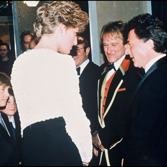 ARCHIVES - LA PRINCESSE LADY DIANA , LE PRINCE WILLIAM ET SON FRERE HARRY RENCONTRENT LES ACTEURS DU FILM "HOOK" ROBIN WILLIAMS ET DUSTIN HOFFMAN 07/04/1992 - Londres