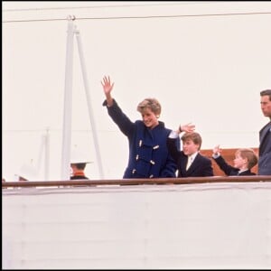 ARCHIVES - LA PRINCESSE LADY DIANA , LE PRINCE CHARLES D' ANGLETERRE ET LEURS FILS WILLIAM ET HARRY LORS EN BATEAU D' UNE VISITE AU CANADA 25/10/1991 - 