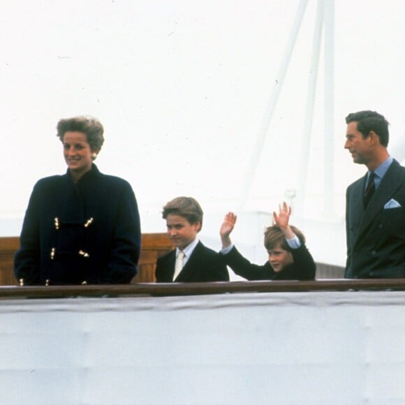 ARCHIVES - LA PRINCESSE LADY DIANA , LE PRINCE CHARLES D' ANGLETERRE, LE PRINCE WILLIAM ET LE PRINCE HARRY LORS DE LEUR ARRIVEE EN BATEAU AU CANADA EN 1991  reoucher25/10/1991 - 