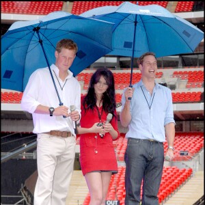 Le prince William et le prince Harry à Wembley, à Londres, avec Joss Stone le 30 juin 2007 lors des répétitions du grand concert hommage à Diana, à la mémoire de leur mère Lady Di, disparue 10 ans plus tôt.