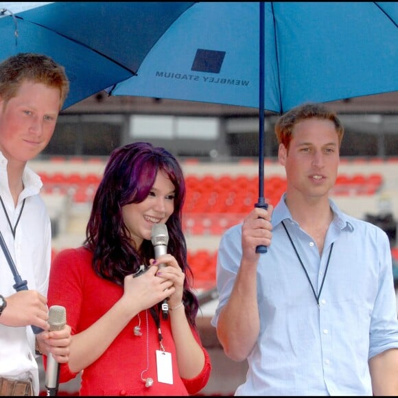 Le prince William et le prince Harry à Wembley, à Londres, avec Joss Stone le 30 juin 2007 lors des répétitions du grand concert hommage à Diana, à la mémoire de leur mère Lady Di, disparue 10 ans plus tôt.