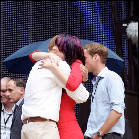 Le prince William et le prince Harry à Wembley, à Londres, avec Joss Stone le 30 juin 2007 lors des répétitions du grand concert hommage à Diana, à la mémoire de leur mère Lady Di, disparue 10 ans plus tôt.