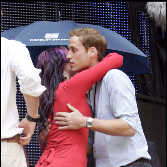 Le prince William et le prince Harry à Wembley, à Londres, avec Joss Stone le 30 juin 2007 lors des répétitions du grand concert hommage à Diana, à la mémoire de leur mère Lady Di, disparue 10 ans plus tôt.