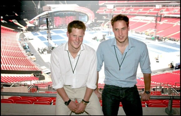 Le prince Harry et le prince William à Wembley, à Londres, le 30 juin 2007 à la veille du grand concert pour Diana, à la mémoire de leur mère Lady Di, disparue 10 ans plus tôt.