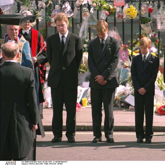 Le prince William et le prince Harry, soutenus par leur famille, lors des funérailles de la princesse Diana, le 5 septembre 1997 à Londres.